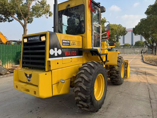 Оригинальная японская подержанная Komatsu WA100-1 колесные погрузчики работают в саду