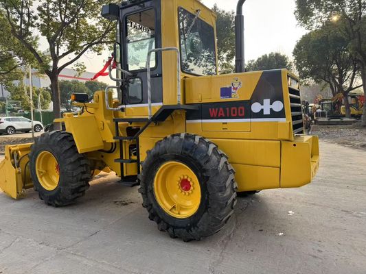 Оригинальная японская подержанная Komatsu WA100-1 колесные погрузчики работают в саду